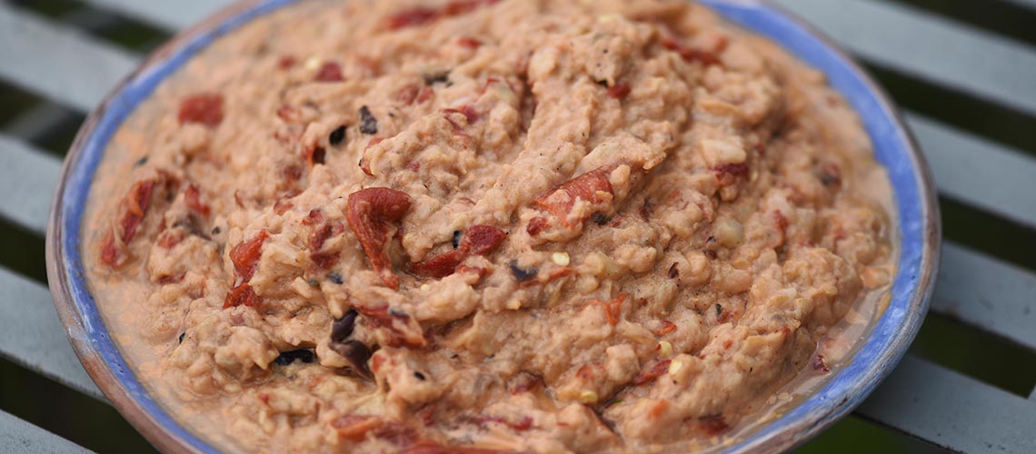 Baba Ganoush în farfurie rustică